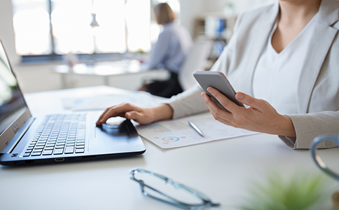 若公司注冊(cè)尋求代理服務(wù)，那么還需支付千元左右的代理服務(wù)費(fèi)用